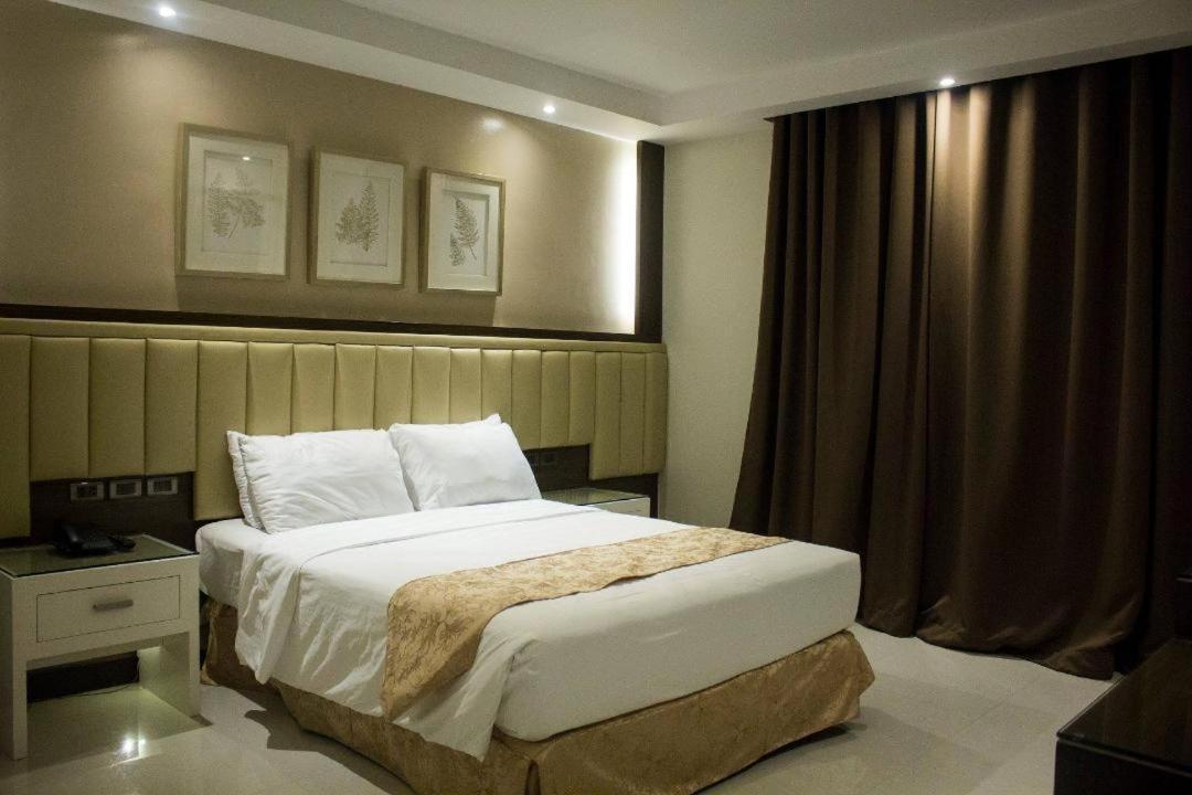 Crown Royale Hotel Balanga Eksteriør billede
