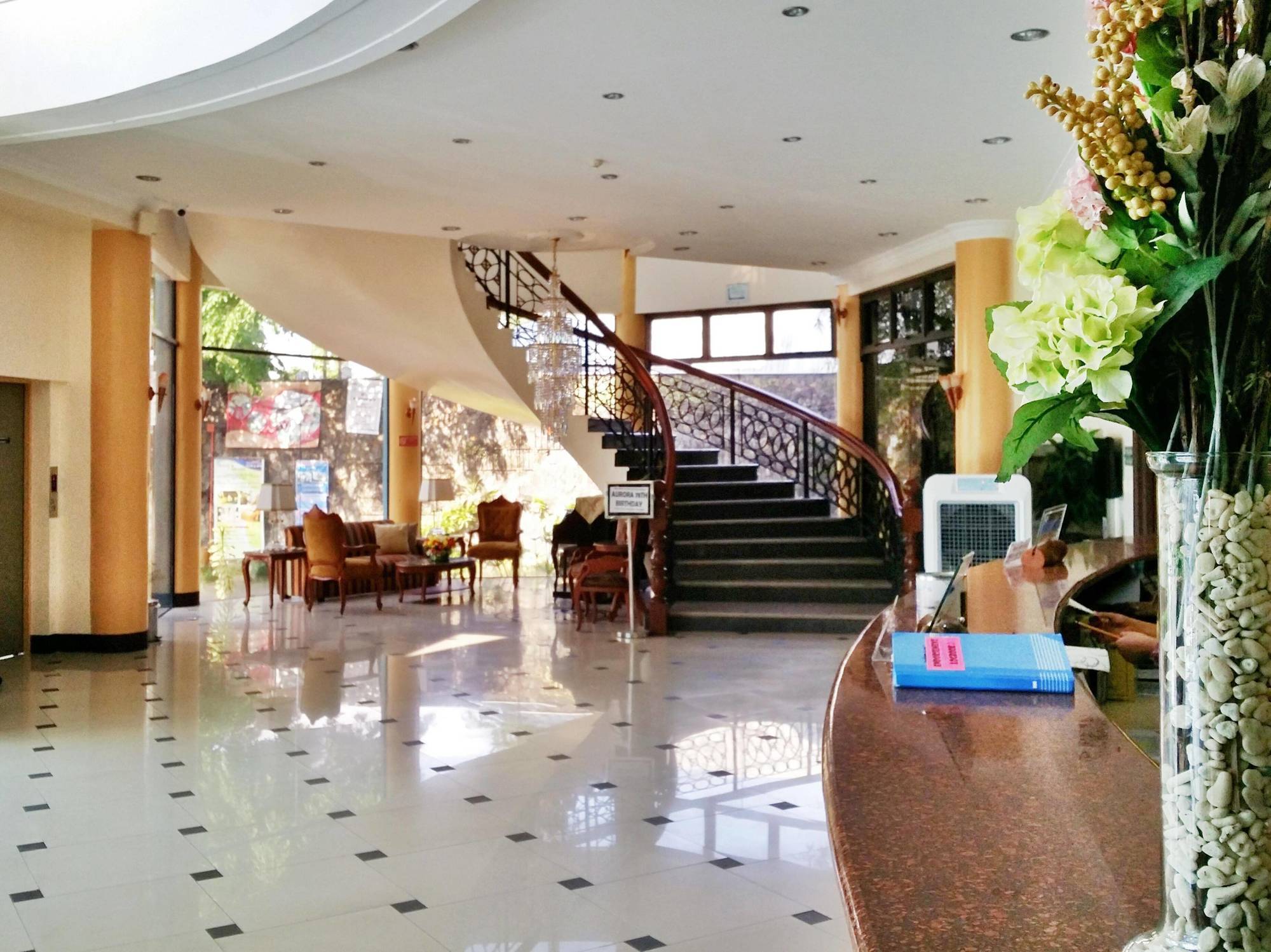 Crown Royale Hotel Balanga Eksteriør billede