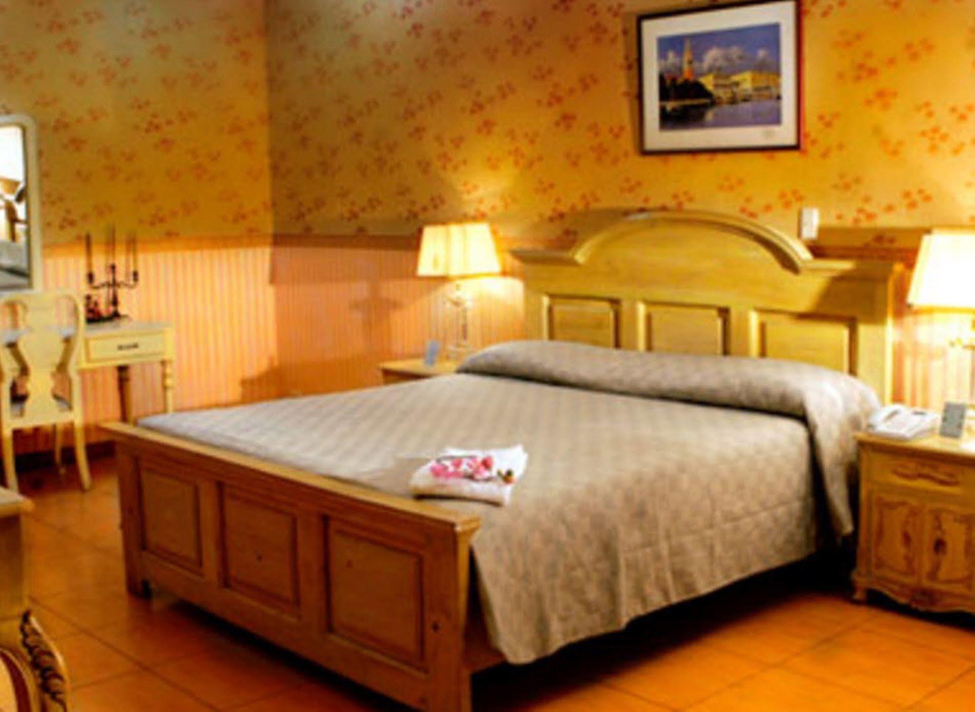 Crown Royale Hotel Balanga Eksteriør billede