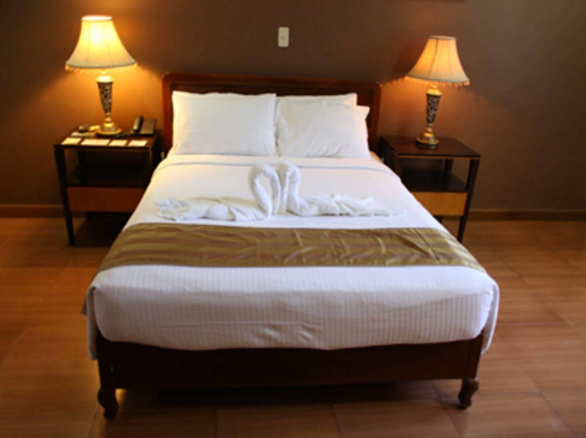 Crown Royale Hotel Balanga Eksteriør billede
