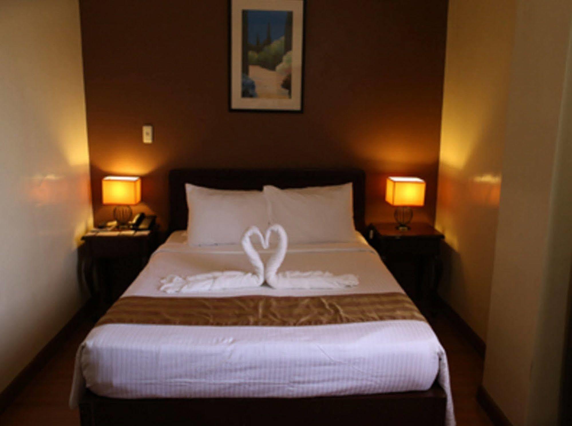 Crown Royale Hotel Balanga Eksteriør billede