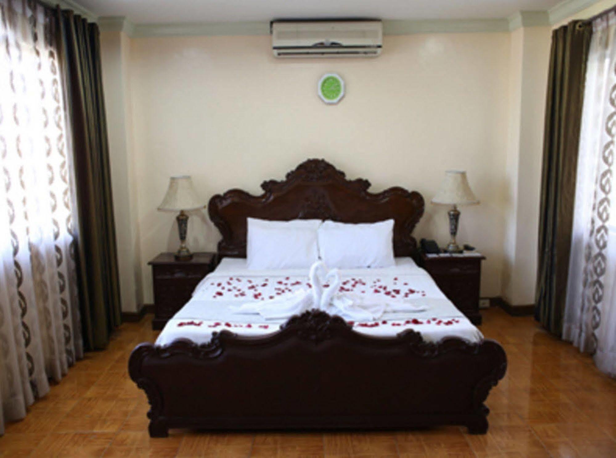 Crown Royale Hotel Balanga Eksteriør billede