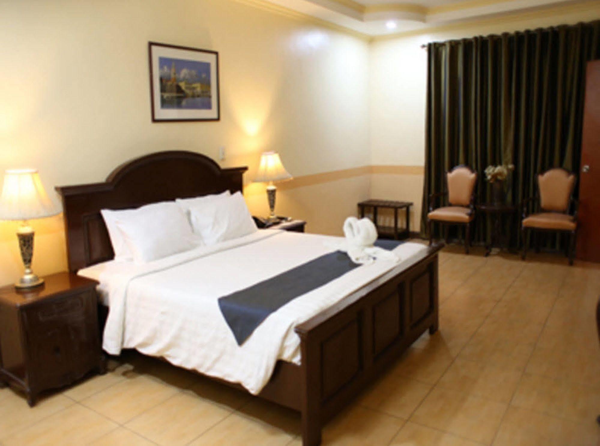 Crown Royale Hotel Balanga Eksteriør billede