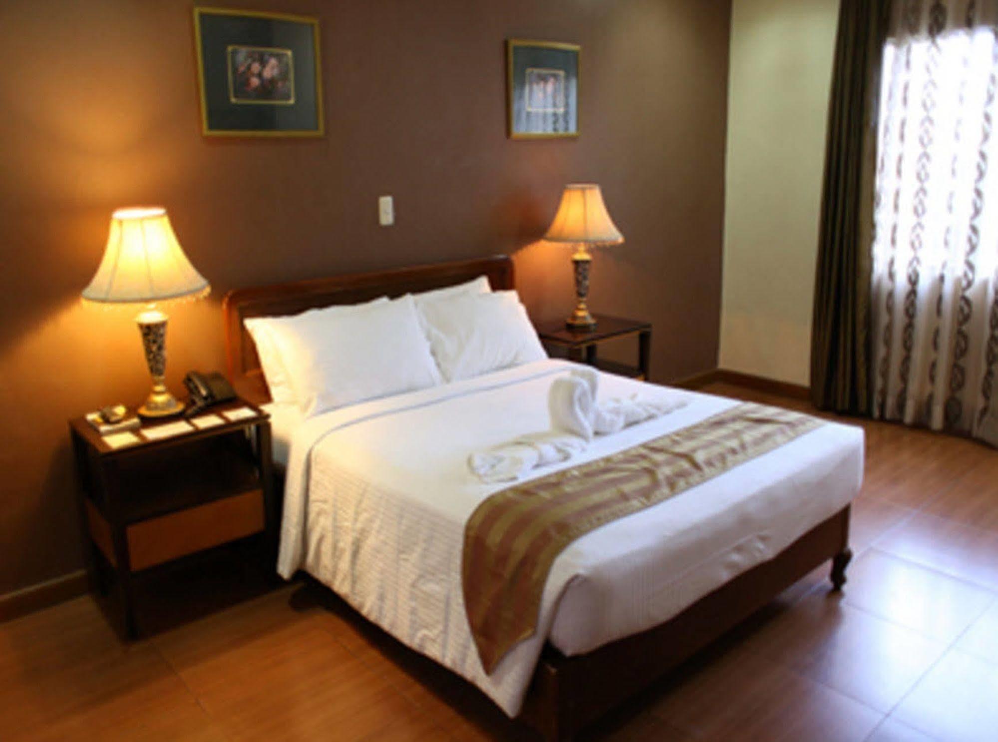 Crown Royale Hotel Balanga Eksteriør billede